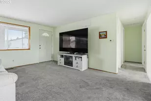 2049 W Hayes St, Woodburn, OR 97071 - Photo 9