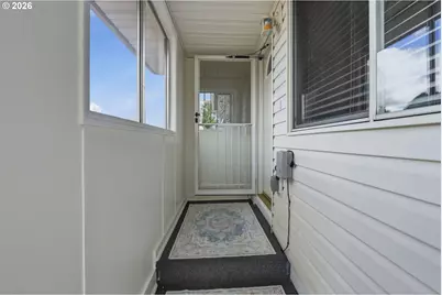 2049 W Hayes St, Woodburn, OR 97071 - Photo 5