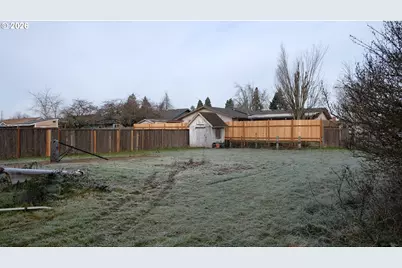 804 W N St, Springfield, OR 97477 - Photo 5