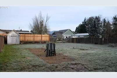 804 W N St, Springfield, OR 97477 - Photo 3