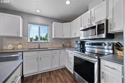 195 Bay Point Dr, Castle Rock, WA 98611 - Photo 13