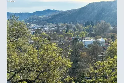 833 NE Jackson St, Roseburg, OR 97470 - Photo 21