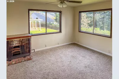 833 NE Jackson St, Roseburg, OR 97470 - Photo 5