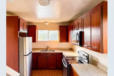 833 NE Jackson St, Roseburg, OR 97470 - Photo 3