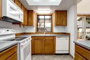 10852 SW 65th Ave, Portland, OR 97219 - Photo 9
