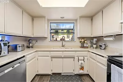 1093 NE Hillcrest Dr, Grants Pass, OR 97526 - Photo 3