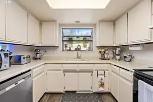 1093 NE Hillcrest Dr, Grants Pass, OR 97526 - Photo 3