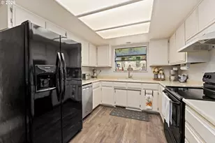 1093 NE Hillcrest Dr, Grants Pass, OR 97526 - Photo 5