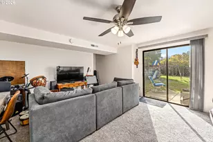 1093 NE Hillcrest Dr, Grants Pass, OR 97526 - Photo 9