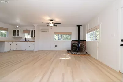 125 W 11th St, Florence, OR 97439 - Photo 5