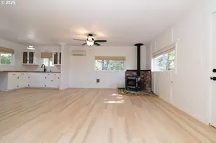 125 W 11th St, Florence, OR 97439 - Photo 5