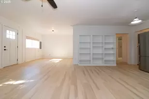 125 W 11th St, Florence, OR 97439 - Photo 9