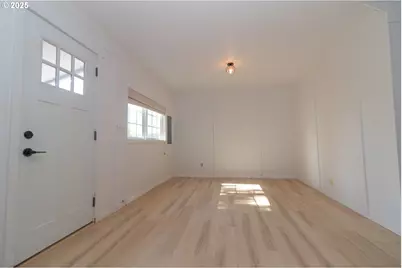 125 W 11th St, Florence, OR 97439 - Photo 3