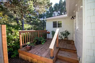 125 W 11th St, Florence, OR 97439 - Photo 35