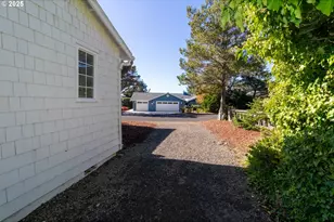 125 W 11th St, Florence, OR 97439 - Photo 39