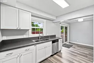 1009 SE 113th Ave, Portland, OR 97216 - Photo 13