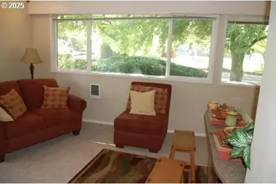 2064 W 17th Ave, Eugene, OR 97402 - Photo 3