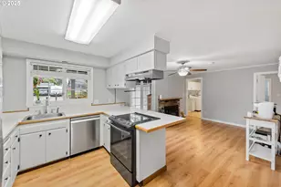 885 Oakway Dr, Coos Bay, OR 97420 - Photo 11