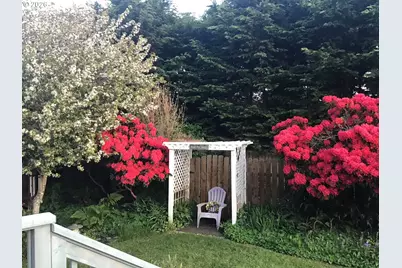 830 Division St SE, Bandon, OR 97411 - Photo 5