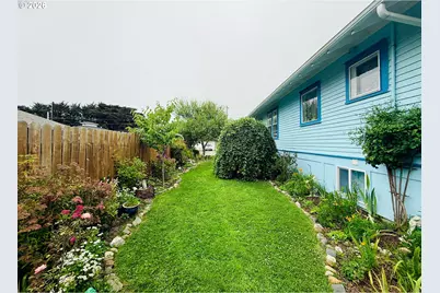830 Division St SE, Bandon, OR 97411 - Photo 3