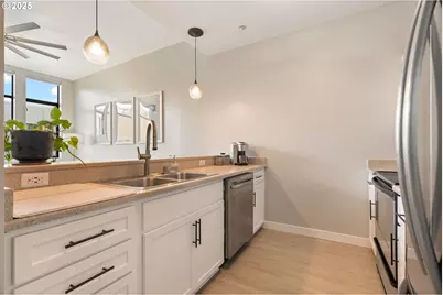 1125 NW 9th Ave #517, Portland, OR 97209 - Photo 9