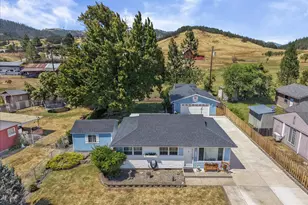 946 E 4th Ave, Riddle, OR 97469 - Photo 1