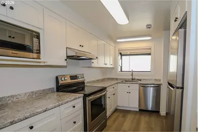 28 NW Mountain View Dr, Roseburg, OR 97471 - Photo 9