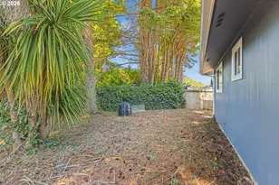 3680 Pine St, North Bend, OR 97459 - Photo 27