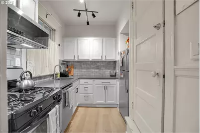 2109 NW Irving St #102, Portland, OR 97210 - Photo 11