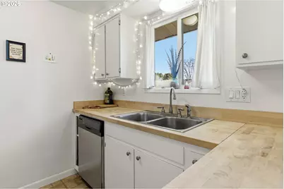 759 SE Elm St, Dundee, OR 97115 - Photo 11