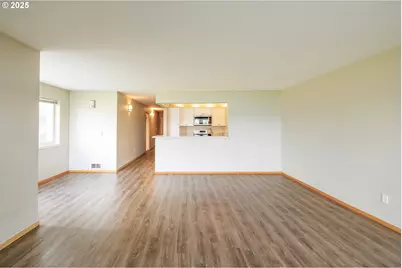 125 N Hayden Bay Dr, Portland, OR 97217 - Photo 9