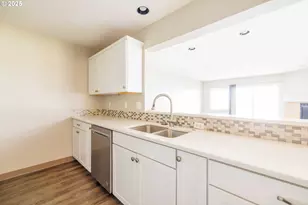 125 N Hayden Bay Dr, Portland, OR 97217 - Photo 11