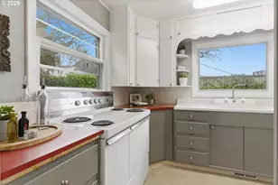 2525 SW Hume Ct, Portland, OR 97219 - Photo 13