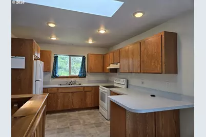 1852 Lakeview Dr, Sutherlin, OR 97479 - Photo 9