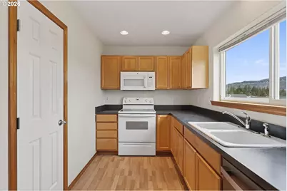2912 Eugene St, Hood River, OR 97031 - Photo 15