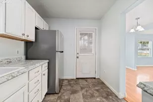 1235 SE Booth Ave, Roseburg, OR 97470 - Photo 5