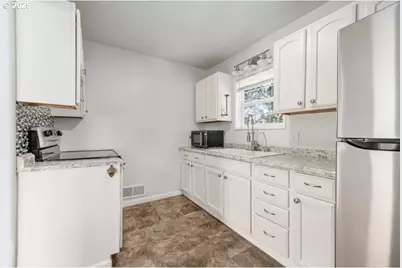 1235 SE Booth Ave, Roseburg, OR 97470 - Photo 3