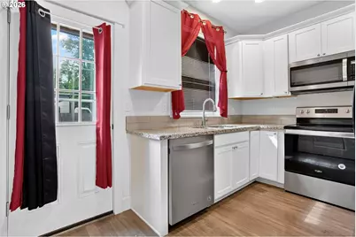 12102 SE Raymond St, Portland, OR 97266 - Photo 11