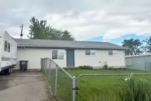 829 SE 9th St, Pendleton, OR 97801 - Photo 1
