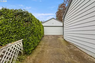 1564 NW Almond Ave, Roseburg, OR 97471 - Photo 5