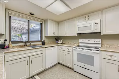 32655 SW Lake Point Ct, Wilsonville, OR 97070 - Photo 13