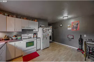 1860 Meade St, North Bend, OR 97459 - Photo 7