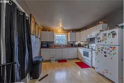 1860 Meade St, North Bend, OR 97459 - Photo 5