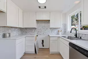 17912 NE Davis St, Portland, OR 97230 - Photo 9