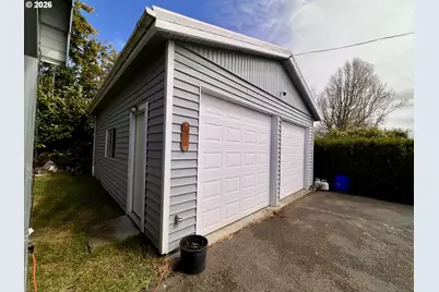 2188 Lombard St, North Bend, OR 97459 - Photo 9