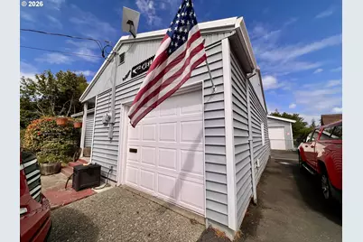 2188 Lombard St, North Bend, OR 97459 - Photo 7