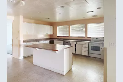 9350 SE Taylor St, Portland, OR 97216 - Photo 7