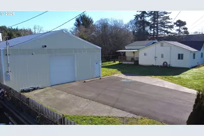 205 N Schoneman Ave, Coos Bay, OR 97420 - Photo 41