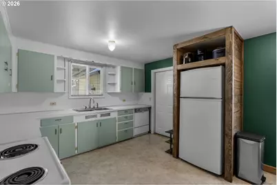 2402 NE 3rd St, Prineville, OR 97754 - Photo 9