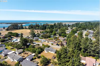 950 NE 1st St, Bandon, OR 97411 - Photo 9